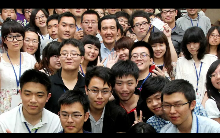 Как минимум 5 похожих, а если они будут ходить по очереди, то... Я бы не отличила... 