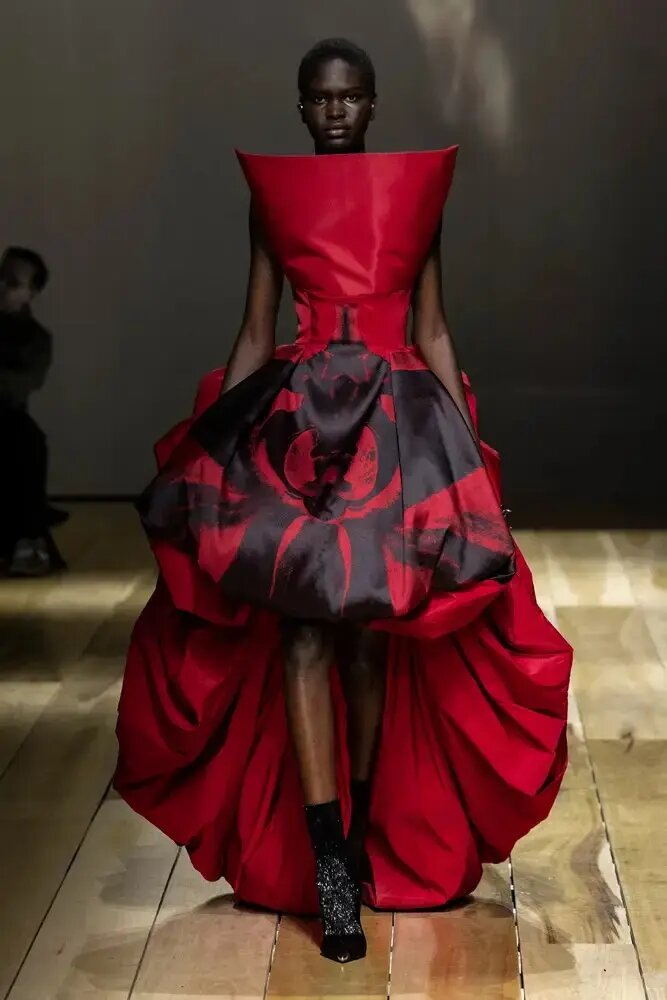 Красное платье от Alexander McQueen осень-зима 2023-2024