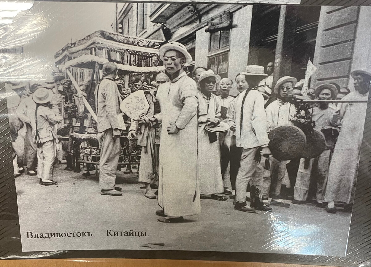 С 1870-х на берегу Амурского залива, там где сейчас набережная Спортивной гавани, образовался китайский базар.
