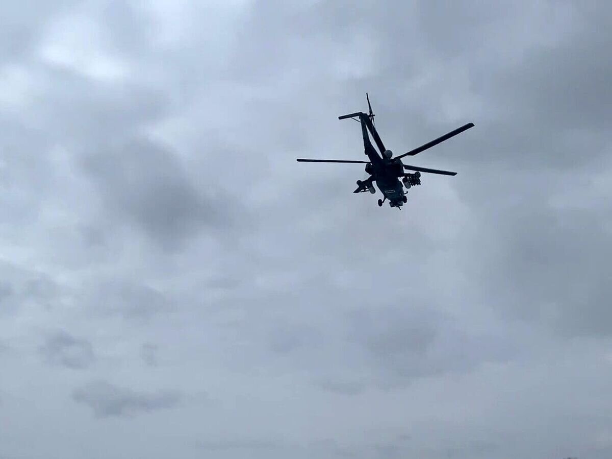    Ударные вертолеты Ми-28 ВКС РФ во время выполнения боевого задания в ходе специальной военной операции на Украине. Стоп-кадр видео© РИА Новости / Министерство обороны РФ