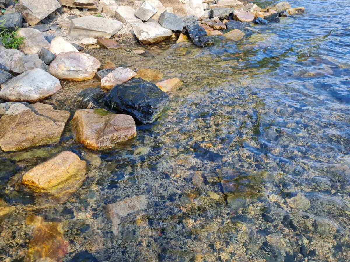 Кристальная вода в  озере Тургояк 