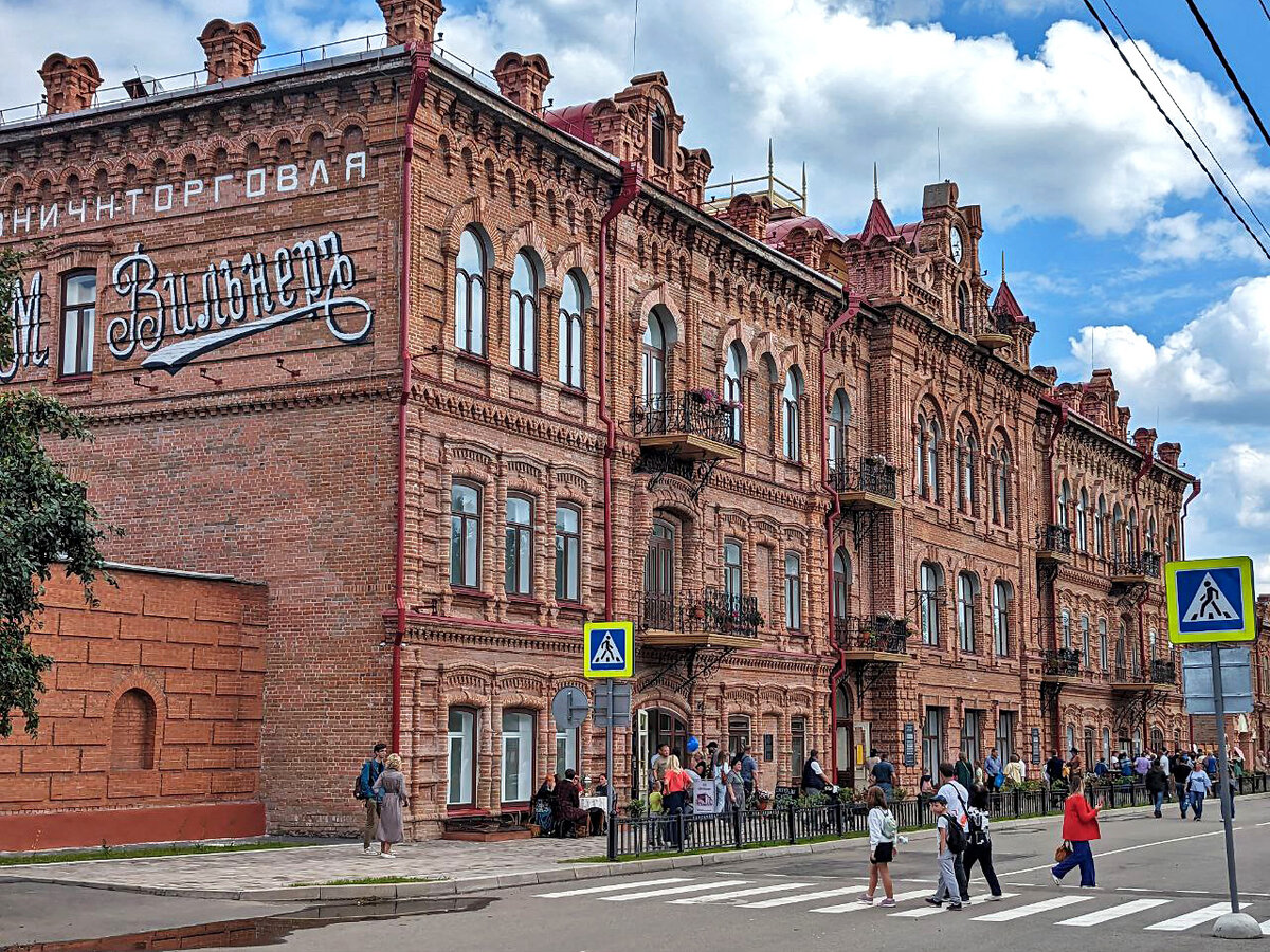     Десятки архитектурных памятников были отреставрированы к 200-летнему юбилею, и в том числе знаменитый Дом Вильнера