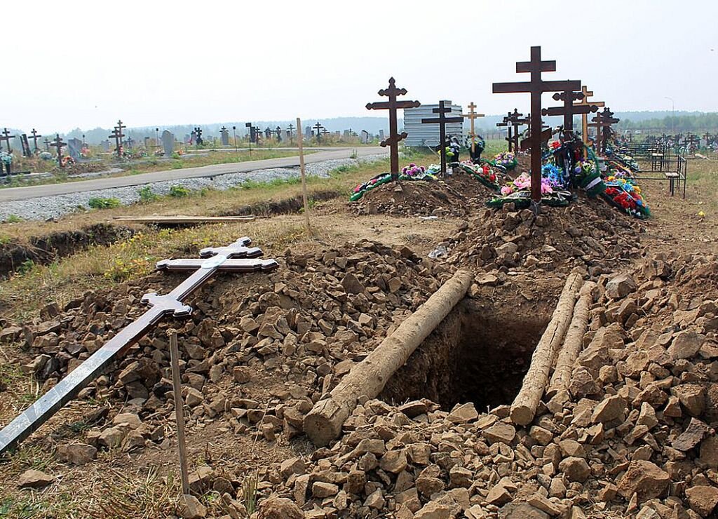 Заполз в собственную могилу