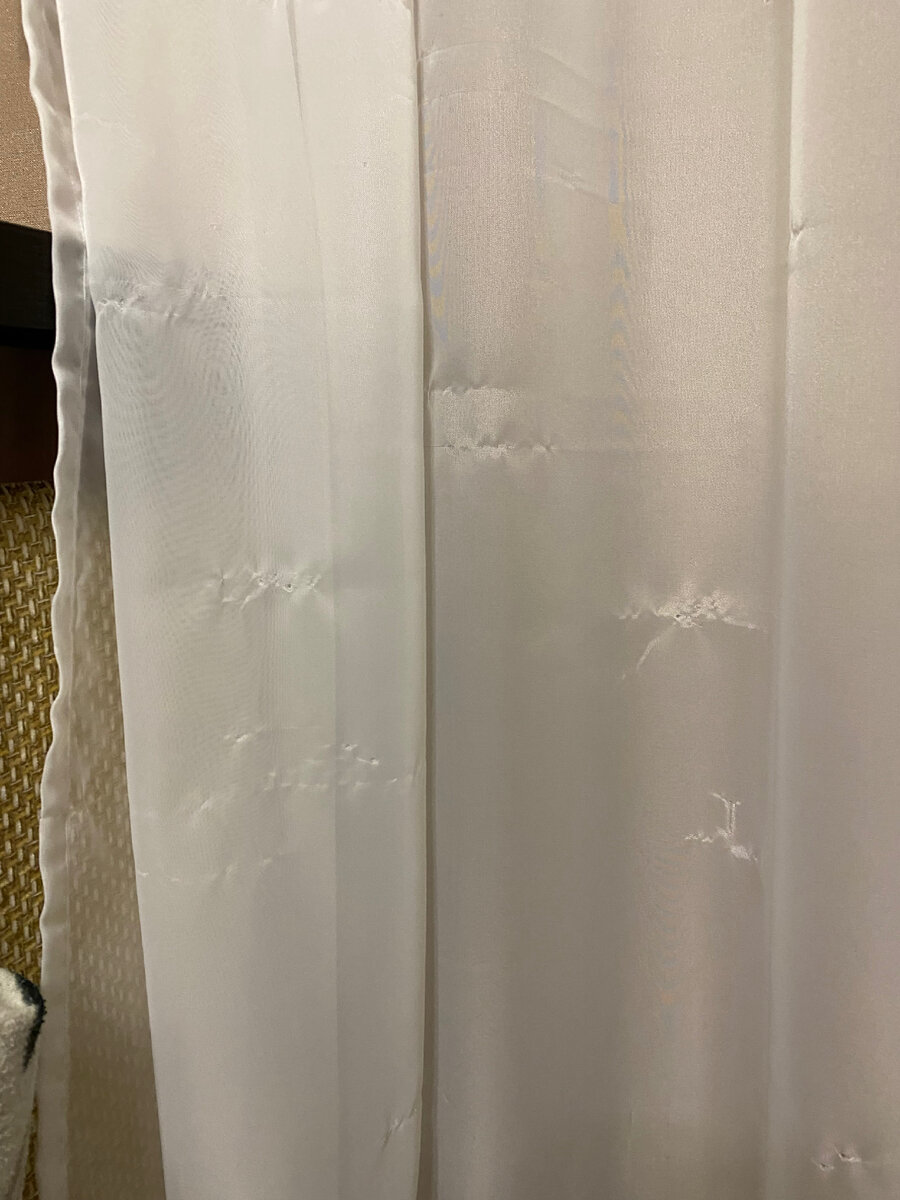 А еще она за тюль цепляется если не удержалась на подоконнике.