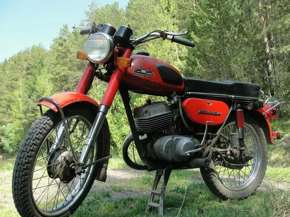 Годы Советского Союза очень сильно запомнились обилием мотоциклов на дороге. Мотоцикл был транспорт удобный, мобильный и неприхотливый, поэтому вся молодежь хотела на нем ездить.