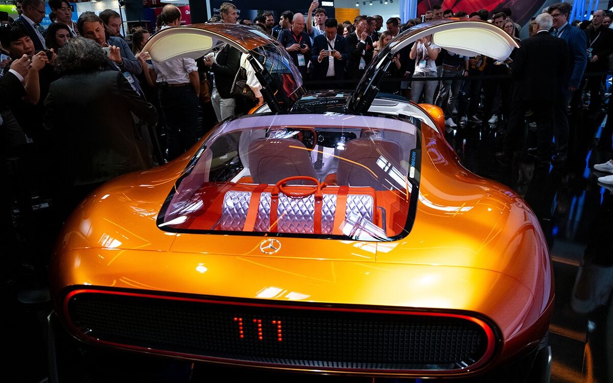    Концептуальный спорткар Mercedes-Benz Vision One-Eleven ©ТАСС/EPA/ANNA SZILAGYI