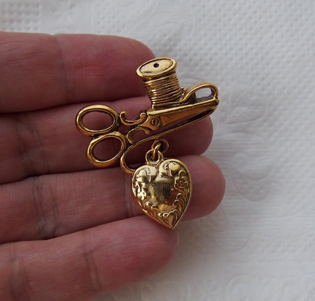 Фото автора. Брошь от компании 1928