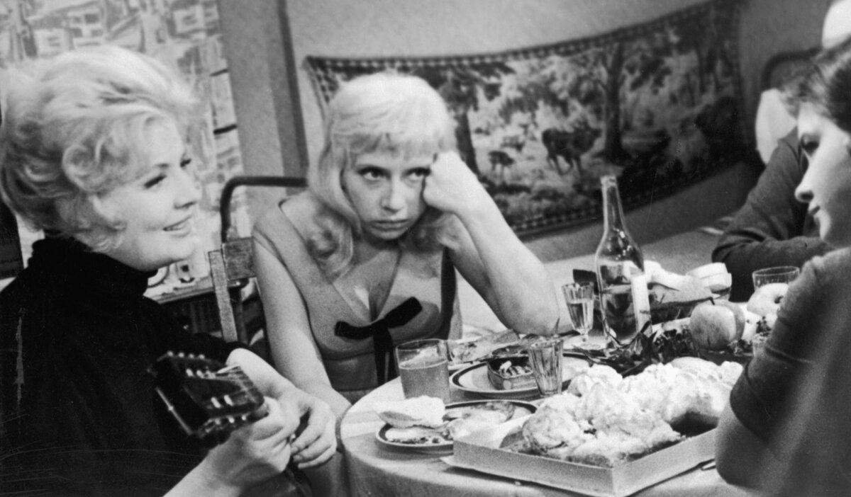    С 1955 года Доронина снимается в кино. В её послужном списке роли в таких лентах, как «Старшая сестра», «Три тополя на Плющихе», «Мачеха» и другие / РИА Новости