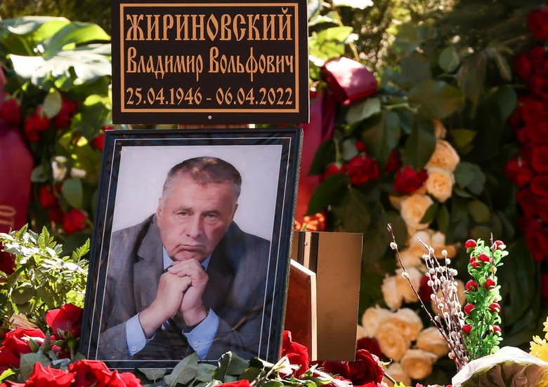 могила жириновского на новодевичьем кладбище. похороны жириновского на новодевичьем. кладбище жириновского фото. жириновский могила могила владимир. могила жириновского на новодевичьем кладбище.
