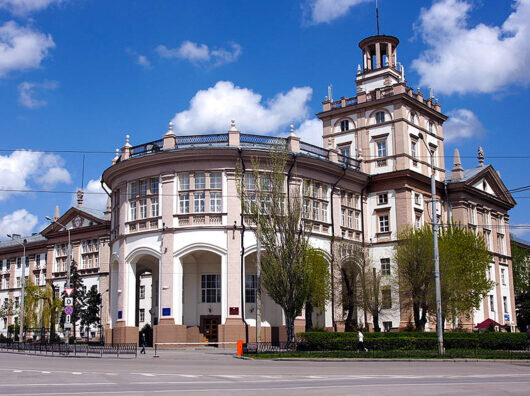    здание главного корпуса РГУПС в Ростове // фото: tlc.asu.edu.ru