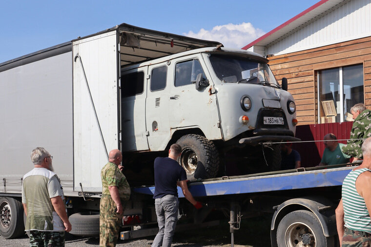    В большую фуру последовательно загрузили автомобиль УАЗ