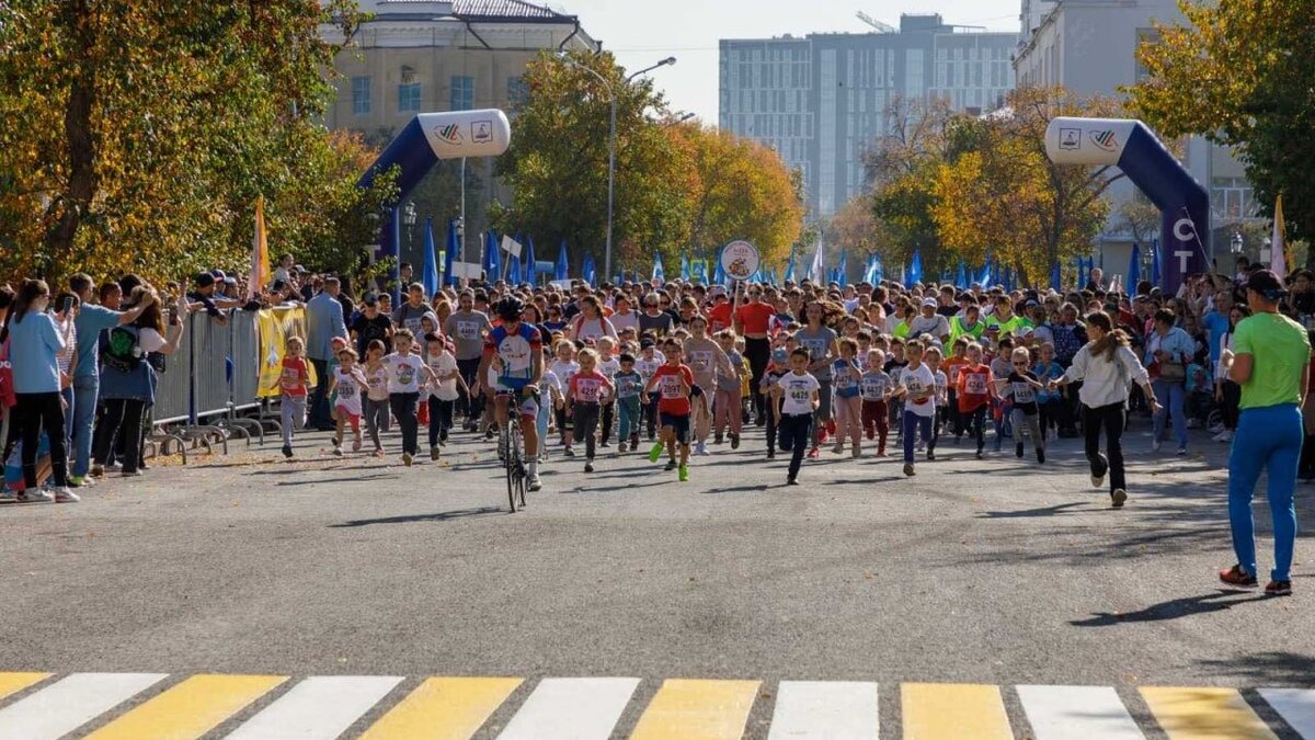     Жители Тюмени разных возрастов пробежали семь дистанция дистанций: 400 метров, 1 километр, 2 километра, 4 километра, 6 километров, 8 километров и 12 километров.