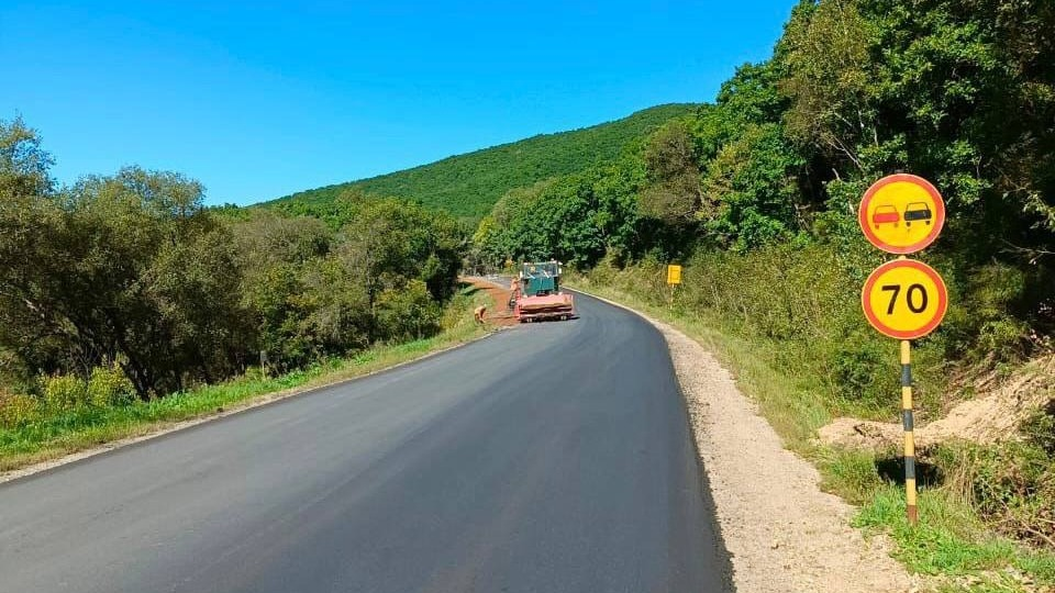 Рабочие завершают ремонт участков на трассе Осиновка — Рудная пристань в Приморье