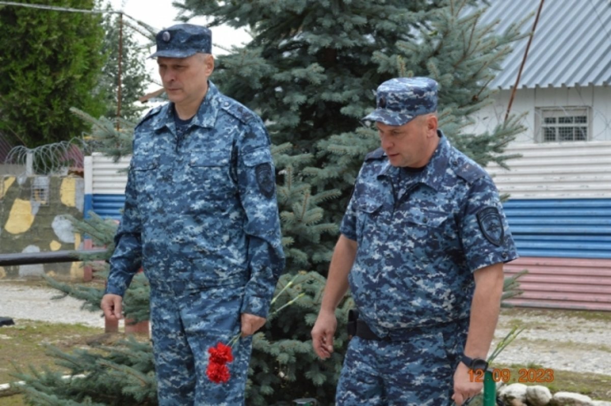    Александр Щеглов возложил цветы к мемориалам в память погибших сотрудников ОМОН МВД по Пермскому краю.