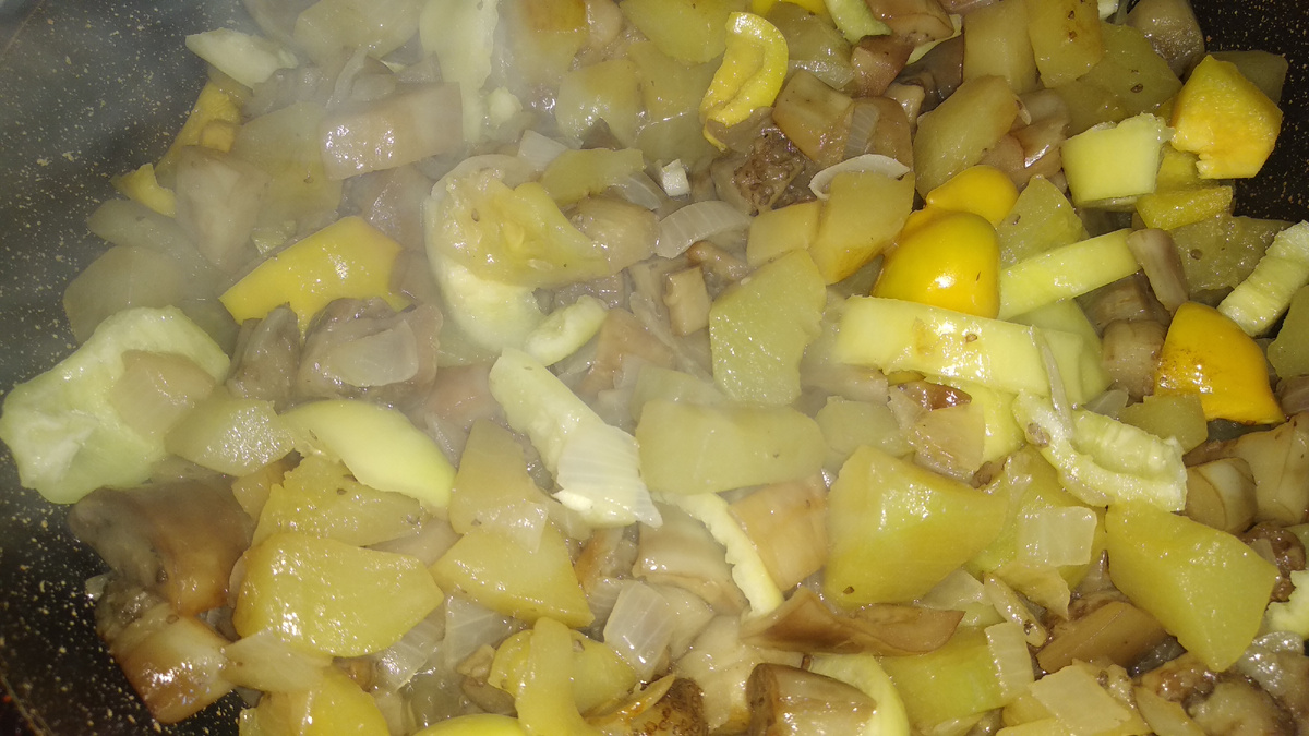 Овощи уже тушатся.