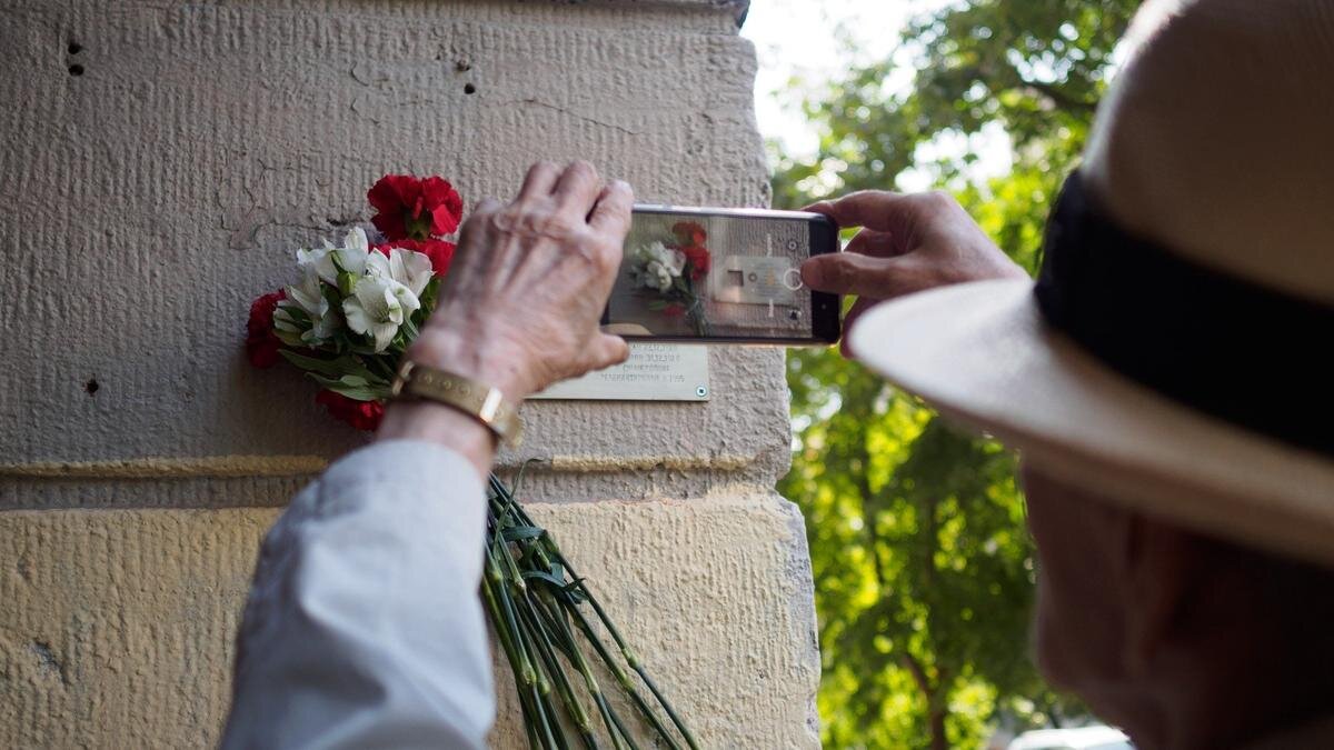    После церемонии установки таблички «Последнего адреса» на 14-й линии В.О., 31. Фото: Дмитрий Абрамов / MR7