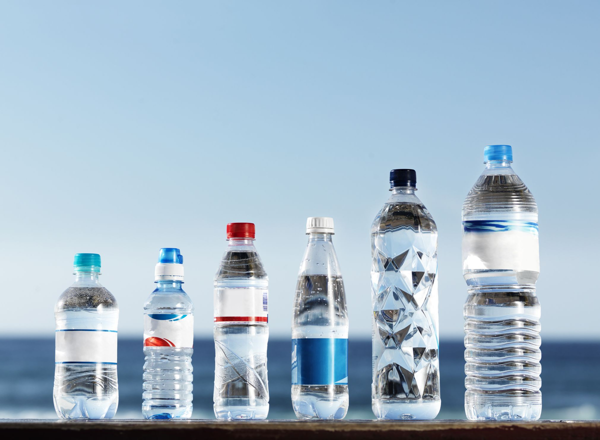 Питьевая страна. Питьевая вода. Бутылка для воды. Красивые пластиковые бутылки. Бутилированная минеральная вода.