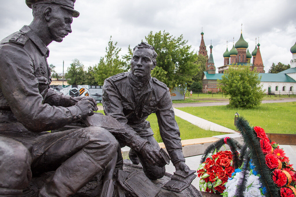 Памятник военному. Памятник военным финансистам в Ярославле. Военные памятники России. Надгробия для военных. Армейские памятники.