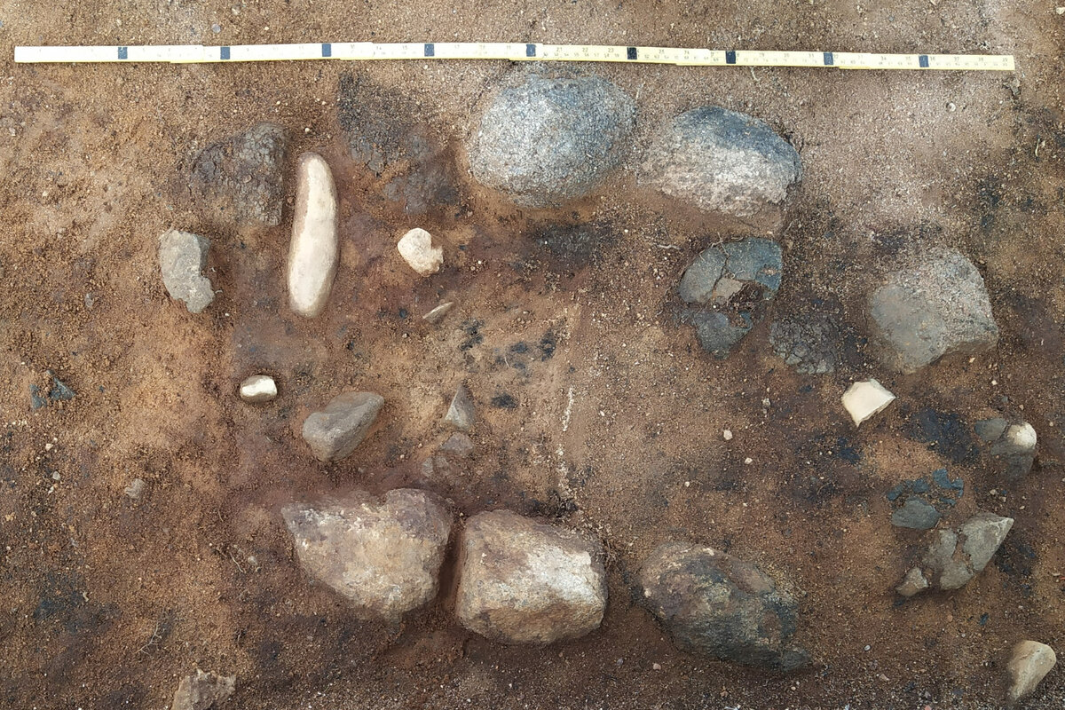 Очаг с остатками угля на стоянке Кумжа-8. 2023 г.