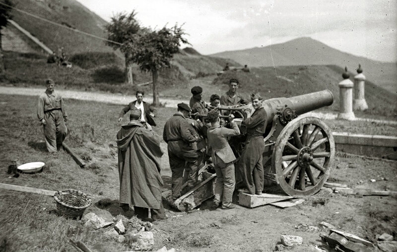 Страна Басков в 1936 году. Фото https://commons.wikimedia.org/wiki/File:Republicanos_cargando_un_cañón_del_21_(1_de_2)_-_Fondo_Marín-Kutxa_Fototeka.jpg