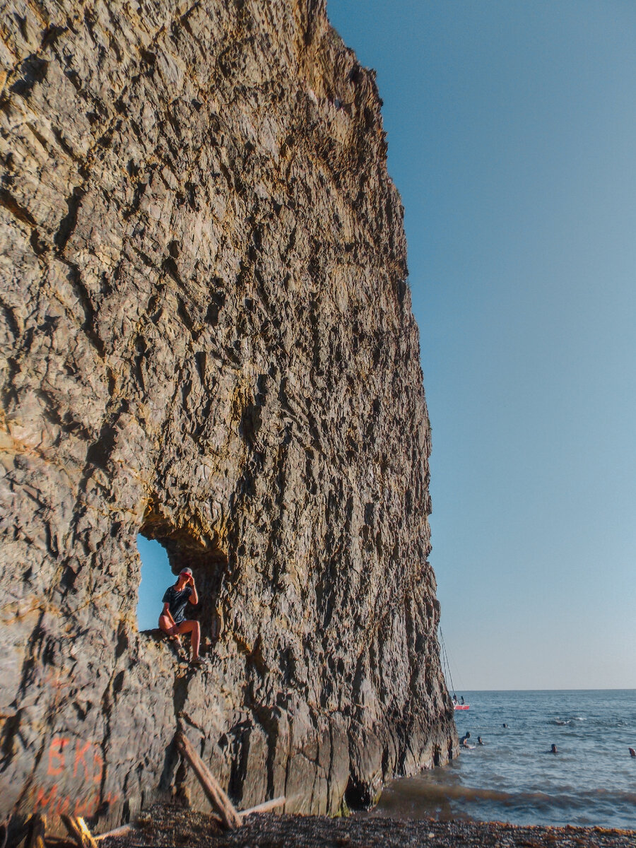 Народ любит фотографироваться в этом "окошечке", непосредственно в самой скале