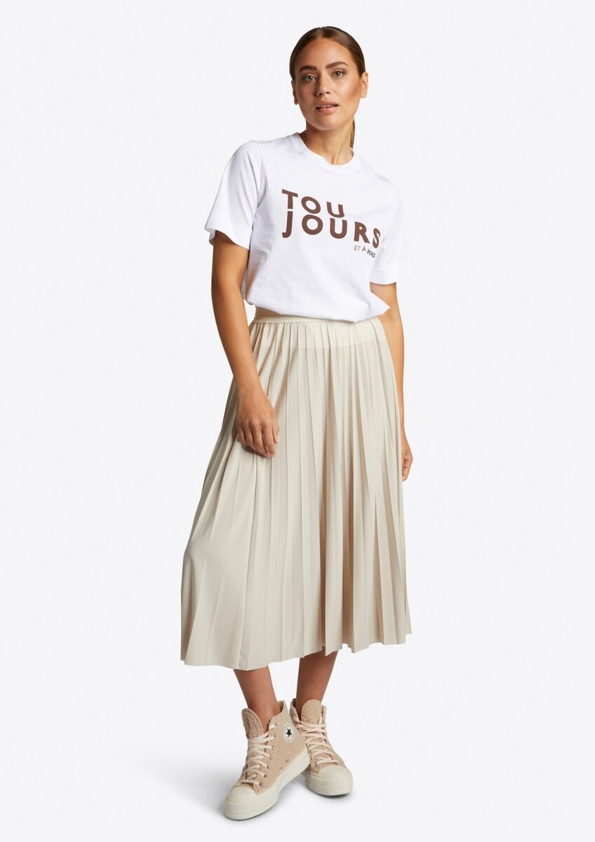 Как создать стильные образы с белой футболкой для любого случая ...