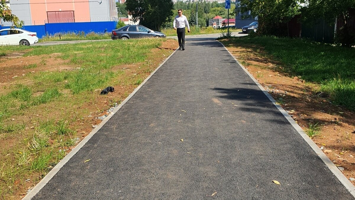     В Ижевске депутаты проверили состояние новых тротуаров в Устиновском районе.