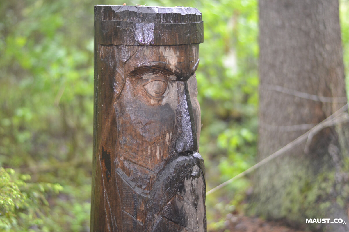 Местные жители до сих пор поддерживают старые традиции, украшая это место тотемами и амулетами.Приносят всякую утварь,забрасывают камень монетками и развешивают различные украшения.Староверы одним словом. 