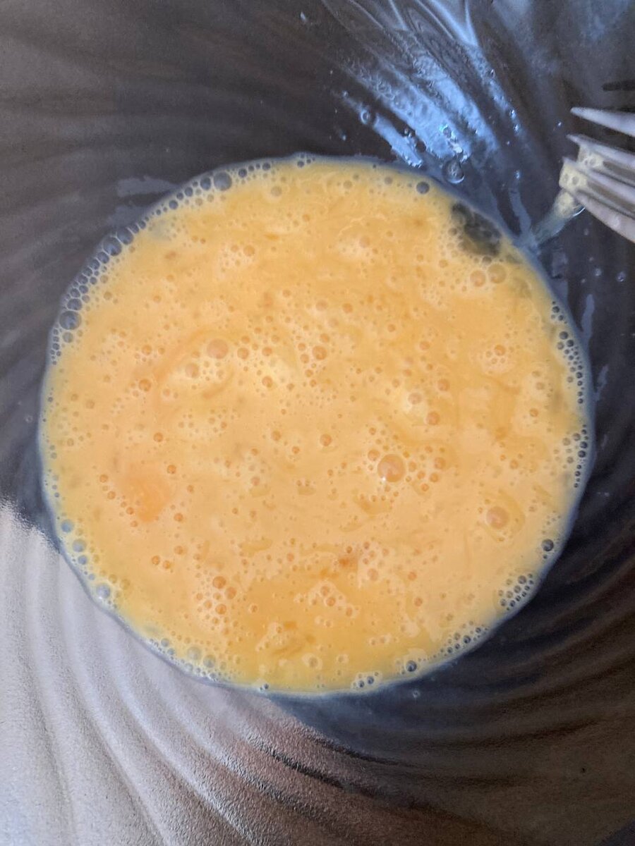 2 этап: Взбиваем венчиком 4 яйца, далее добавляем 200 гр сахара и все перемешиваем