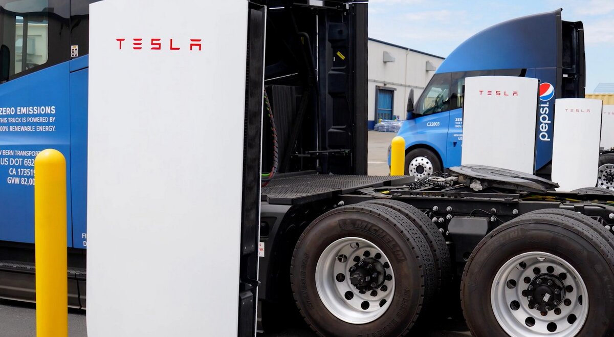 электрические грузовики Tesla Semi. 