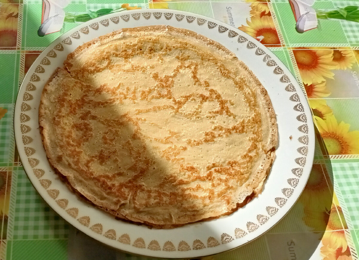 Готовые блины можно немного остудить и нафаршировать творогом или мясным фаршем