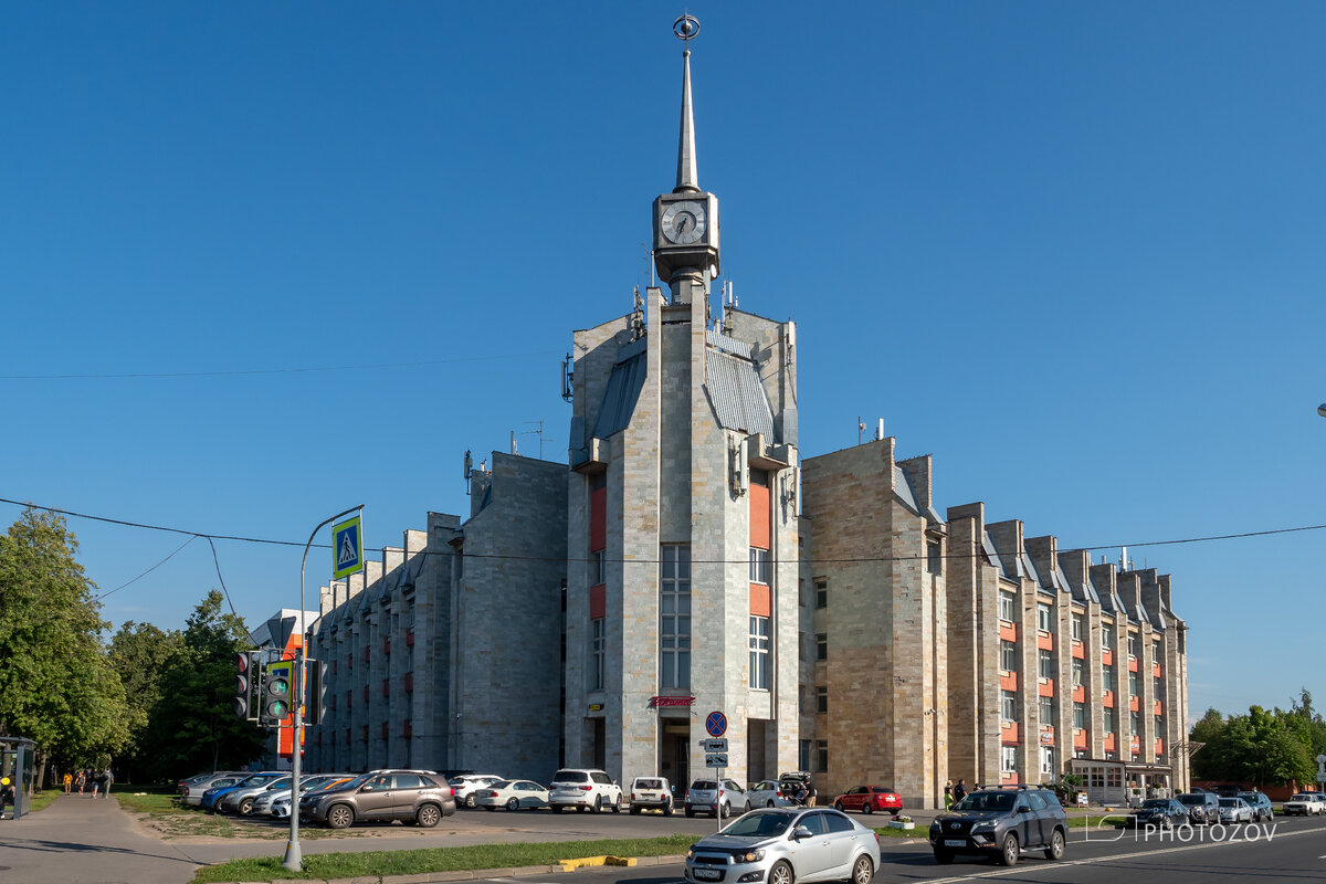 Здание - ставшее символом завода, увы уже не принадлежит предприятию. Его производство находится на задворках территории. 