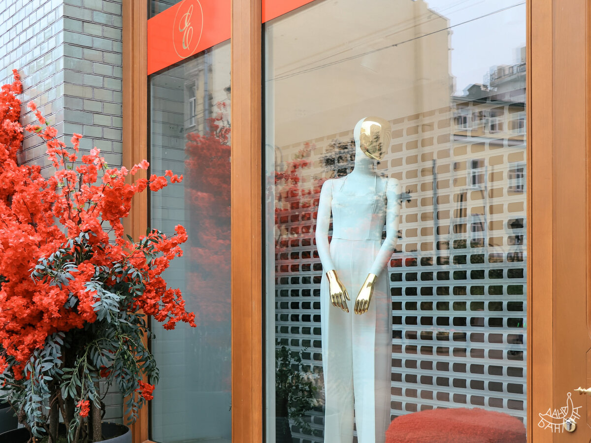 В оформлении витрин превалируют полуобнажённые манекены и золото