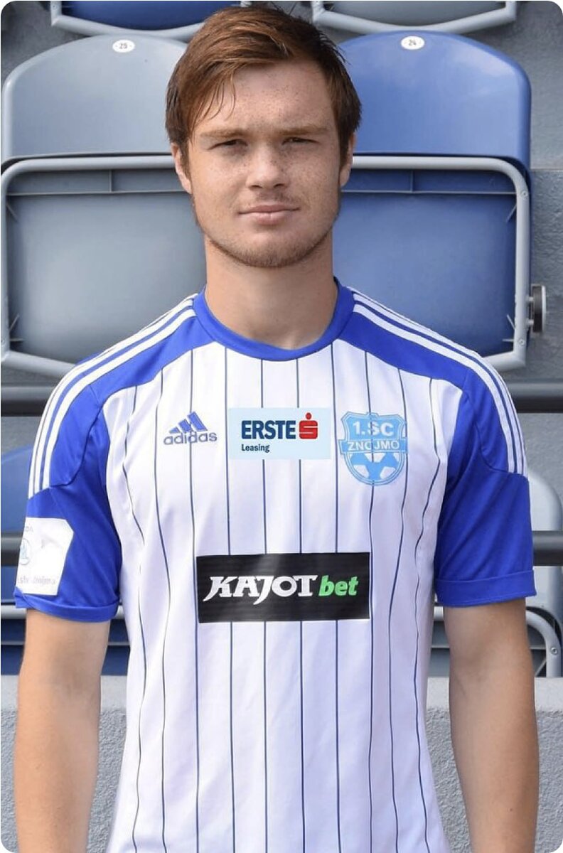 Евгений Серенков в футболке чешского клуба «Зноймо»