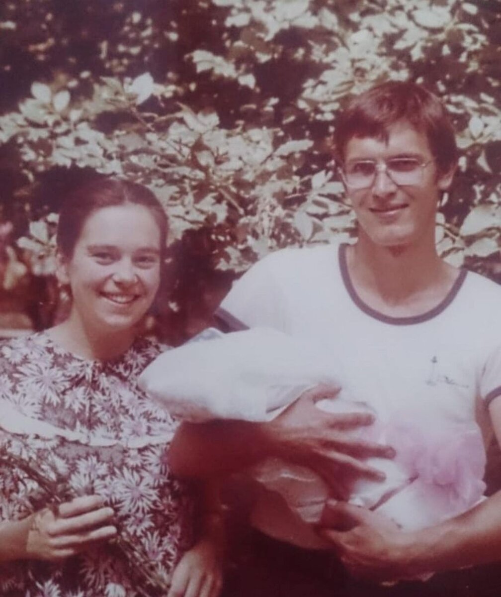 Малышка Аня с родителями.