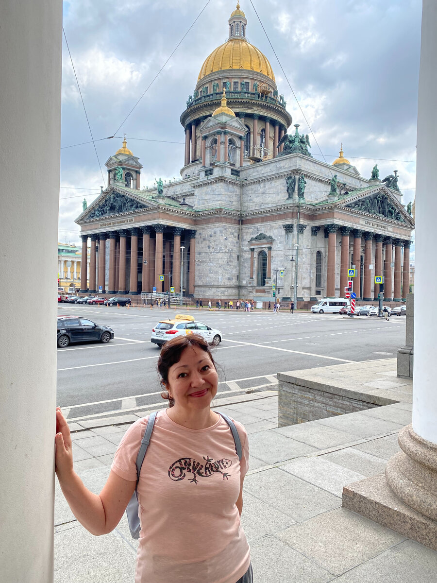 Я  у колонн Манежа в Санкт-Петербурге. Вид на Исаакиевский Собор.