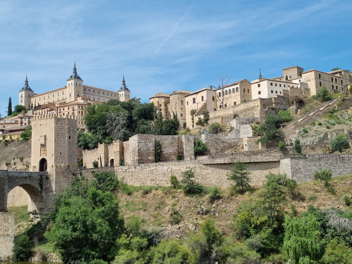 (Слева вверху - Алькасар, практически неприступная крепость, приобретшая свой современный вид в середине 16 века)