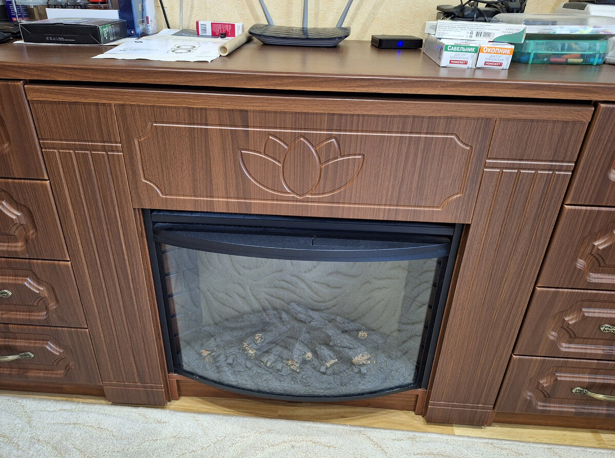 Камин в обрамлении стола.