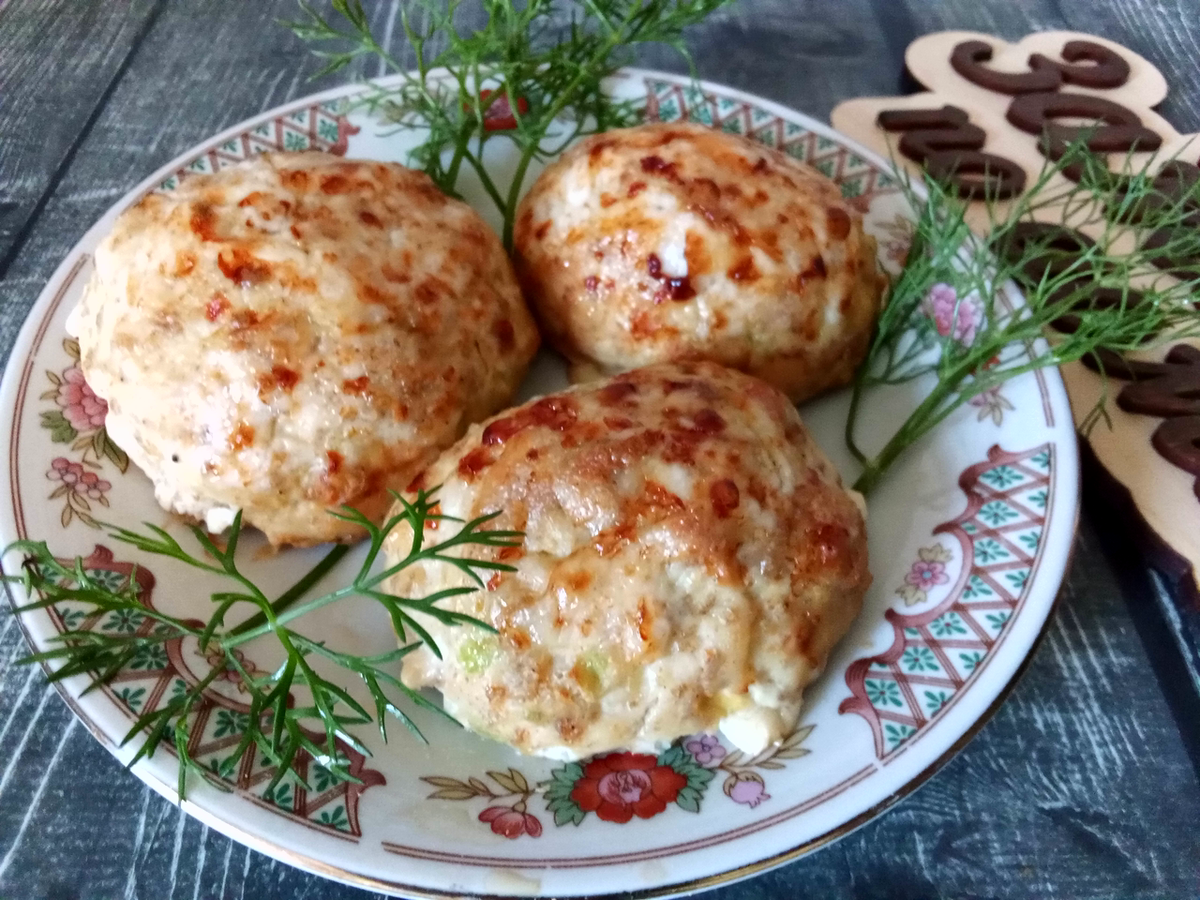 Котлеты из куриной грудки с кабачком и овсяными хлопьями под сырной корочкой. Фото от автора 