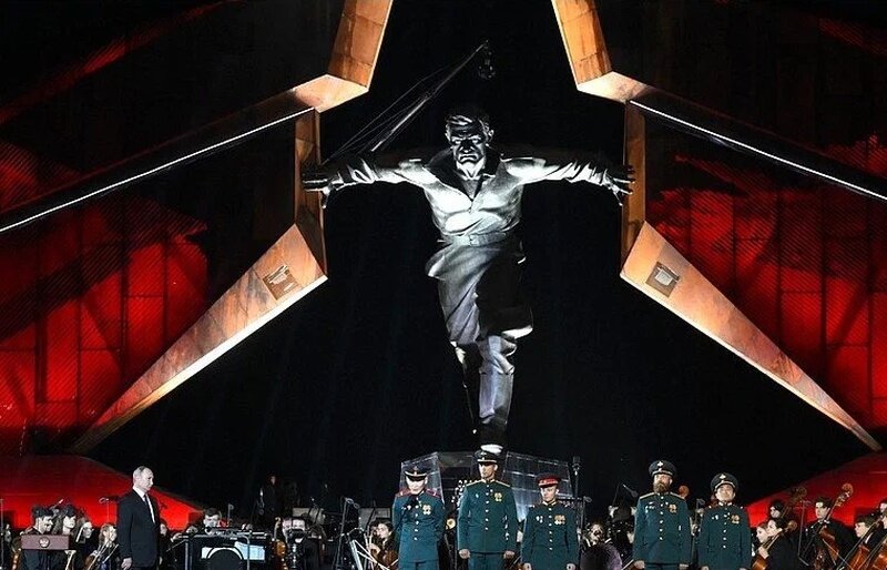    Они спокойно жгли танки, а зажгли душу