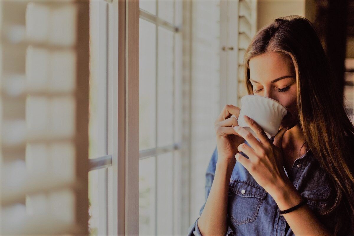 She coffee. Девушка пьет чай. Женщина пьет кофе. Девушка с кружкой чая. Девушка с кофе.