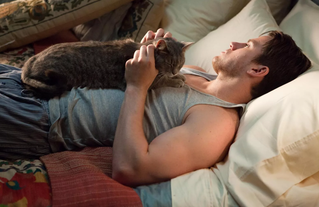 Опять ты всю комнату выстудил, Саша! Ну холодно же, вот тебе только простыть ещё осталось, — ворчала жена, закрывая настежь распахнутое окно. — Да не ворчи, милая, — отозвался мужчина на кровати.-3