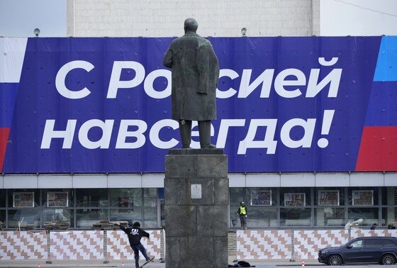    Луганск после окончания голосования на референдуме о вхождении ЛНР в состав России