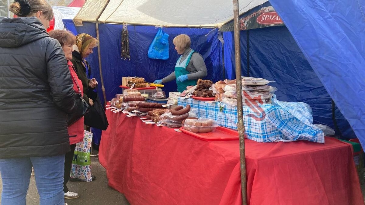     В Татарстане стартовали традиционные сельхозярмарки. Они будут проходить до 23 декабря. Корреспондент Inkazan побывал на одной из них, чтобы сравнить цены с сетевыми магазинами. Подробности — в материале Inkazan.