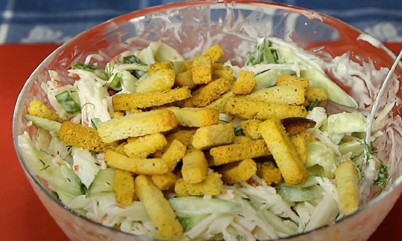 Нежный салат с крабовыми палочками на каждый день