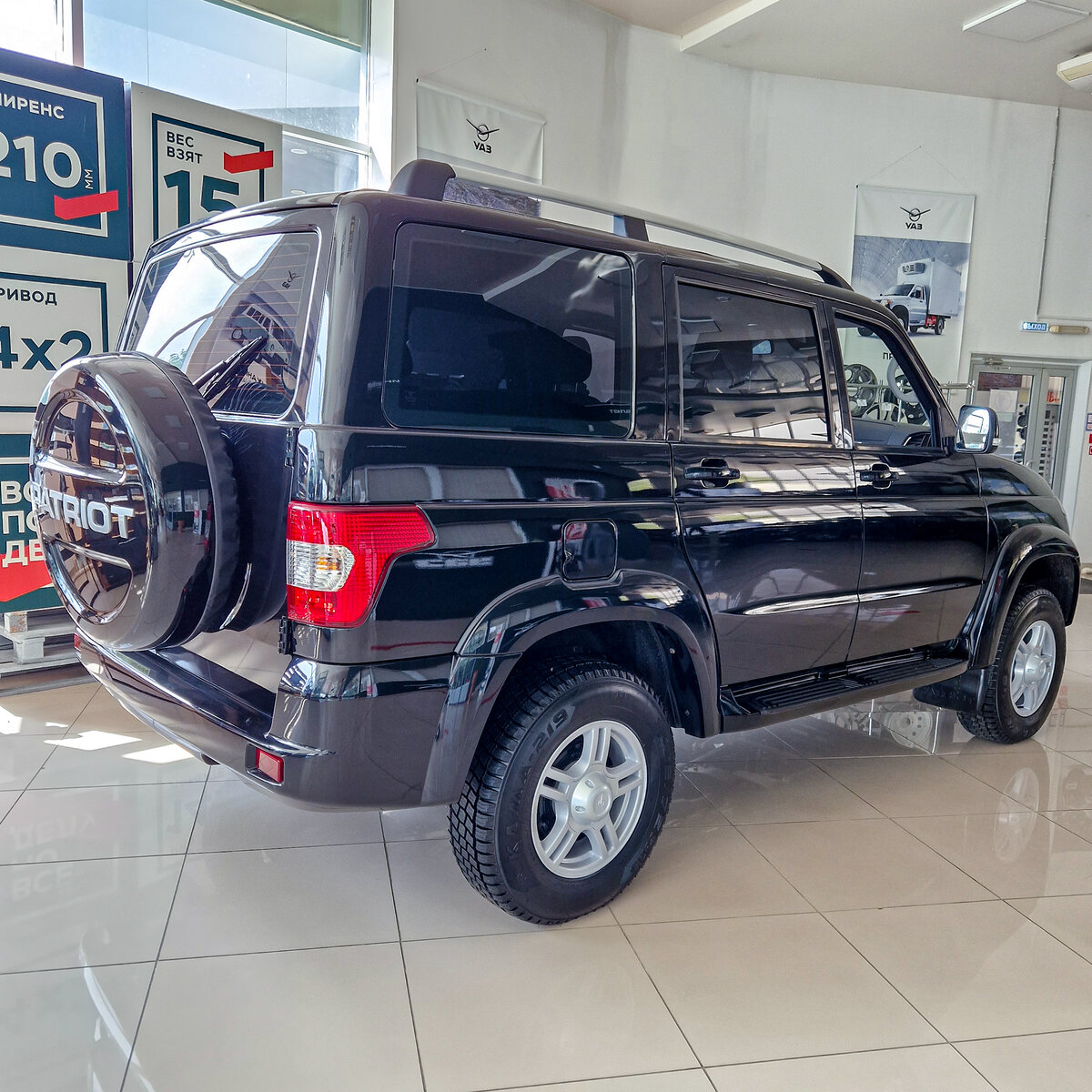 Контейнер для запаски, литые диски, тонировка, противотуманки - всё это, на данном авто, значится как доп. оборудование.