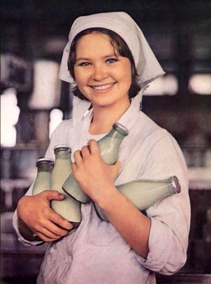  Фотография, работница молоко-комбината 1980 год. Источник- https://cs13.pikabu.ru/post_img/2023/06/17/4/168697827817399105.jpg