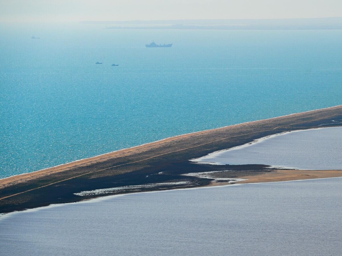    Вид на перешеек, отделяющий Кояшское озеро от Черного моря© РИА Новости / Рамиль Ситдиков