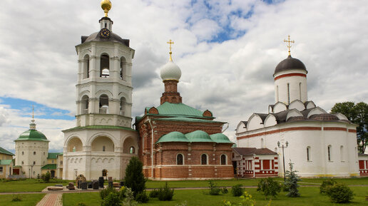 Шикарный монастырь в укромном уголке на севере Московской области, ничем не хуже Троице-Сергиевой Лавры