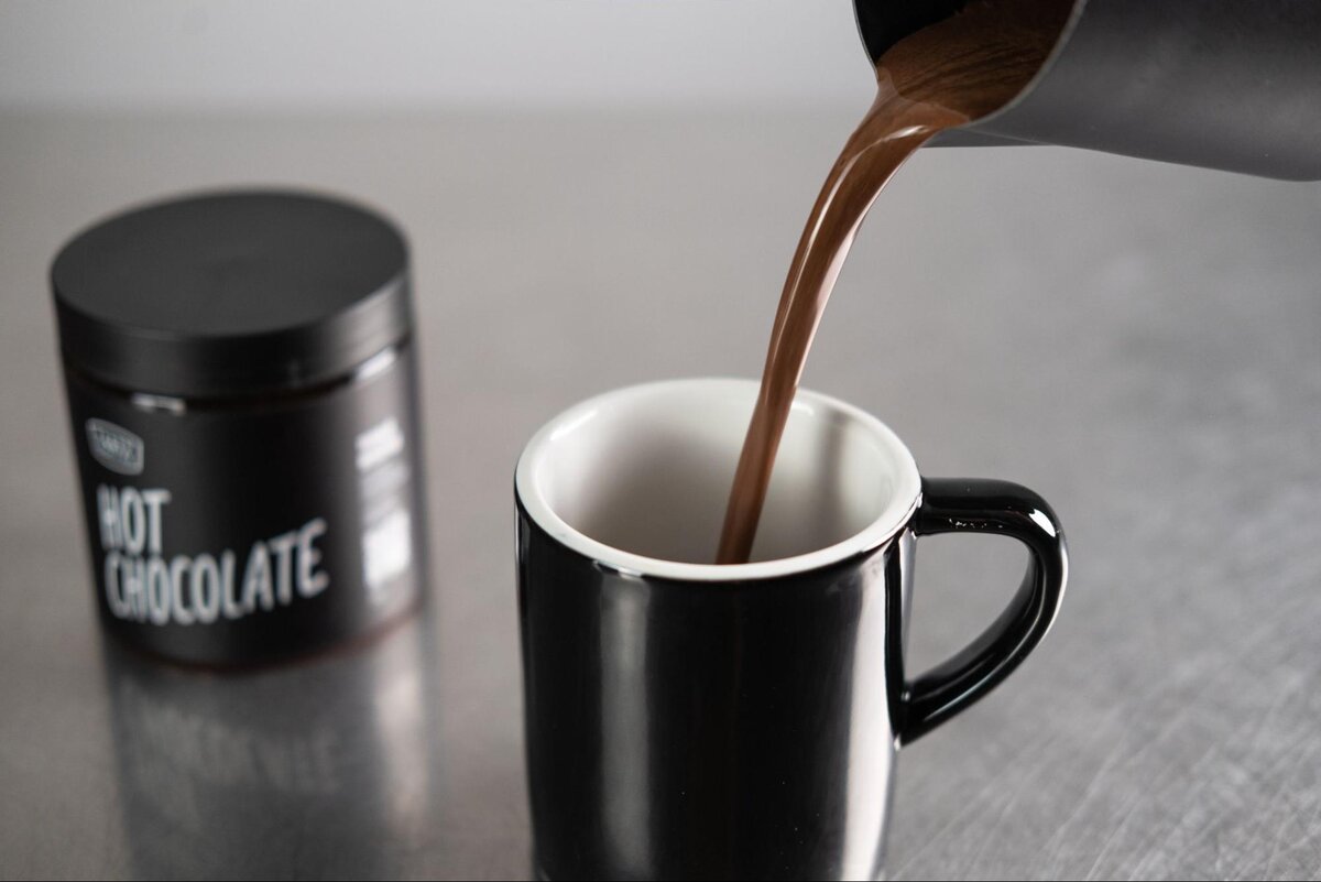 В конце 1700-х годов президент Королевского колледжа врачей Ганс Слоан привез с Ямайки рецепт горячего шоколада с молоком